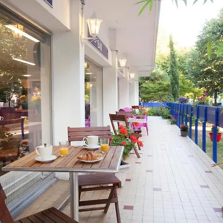 Hotel Les Gens De La Rochelle 2*