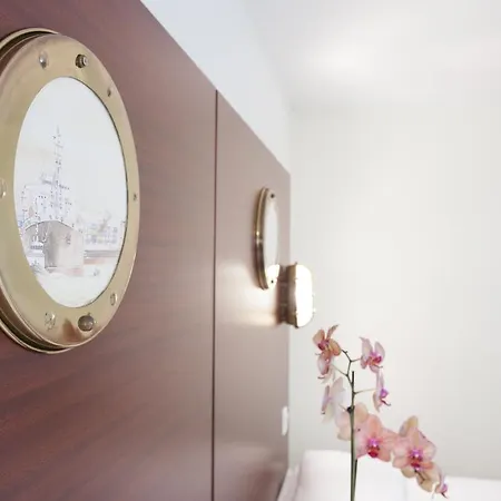Hotel Les Gens De La Rochelle 2*